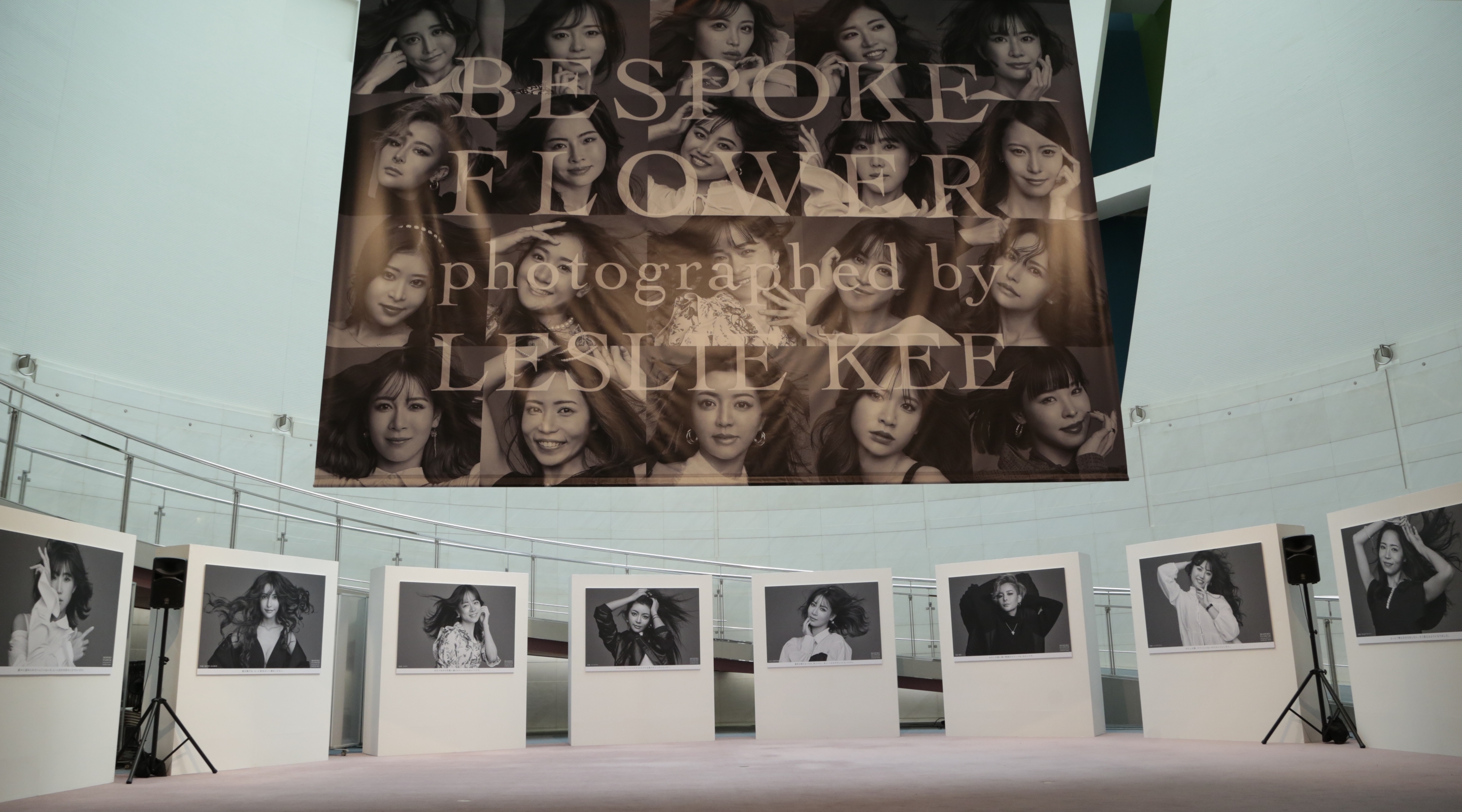 写真が飾られた会場の様子